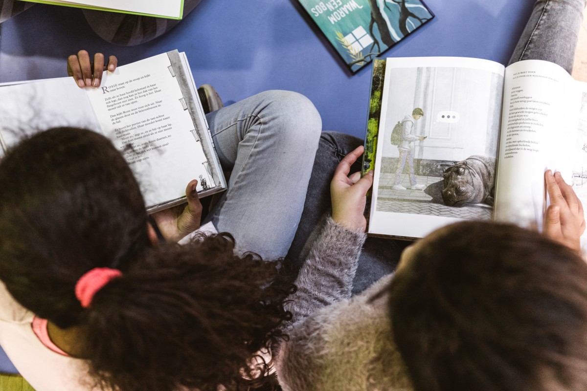 twee kinderen lezen 