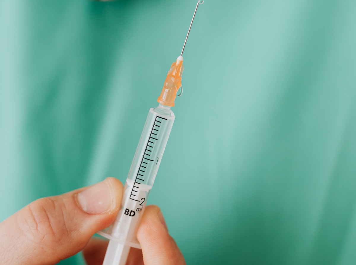 Dokter met een spuitje in de hand