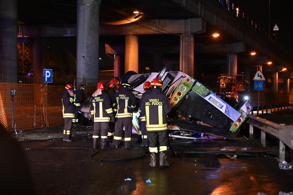 een bus met brandweer errond