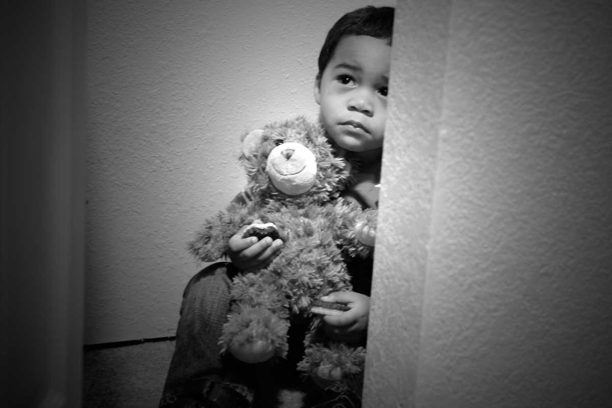 bang kind met een knuffel