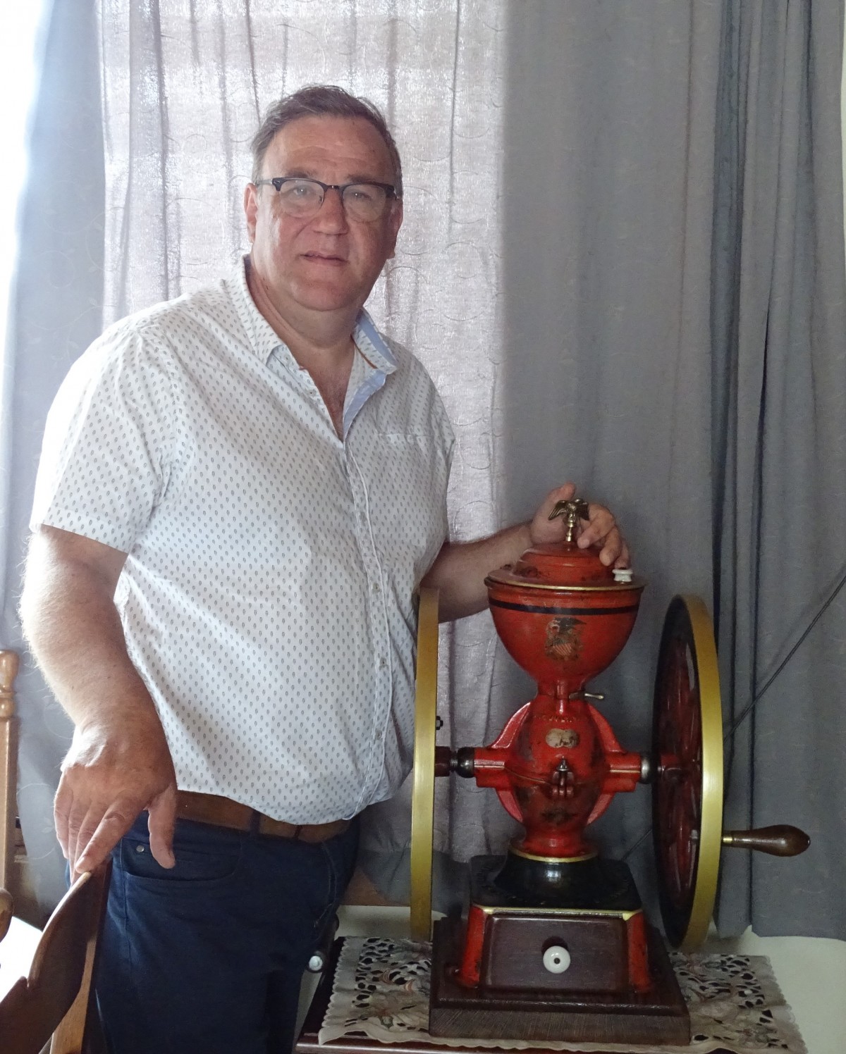 Renato Vanhove staat naast een van zijn Amerikaanse koffiemolens.