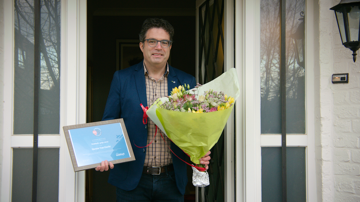 Steven Van Gucht met bloemen en een kader