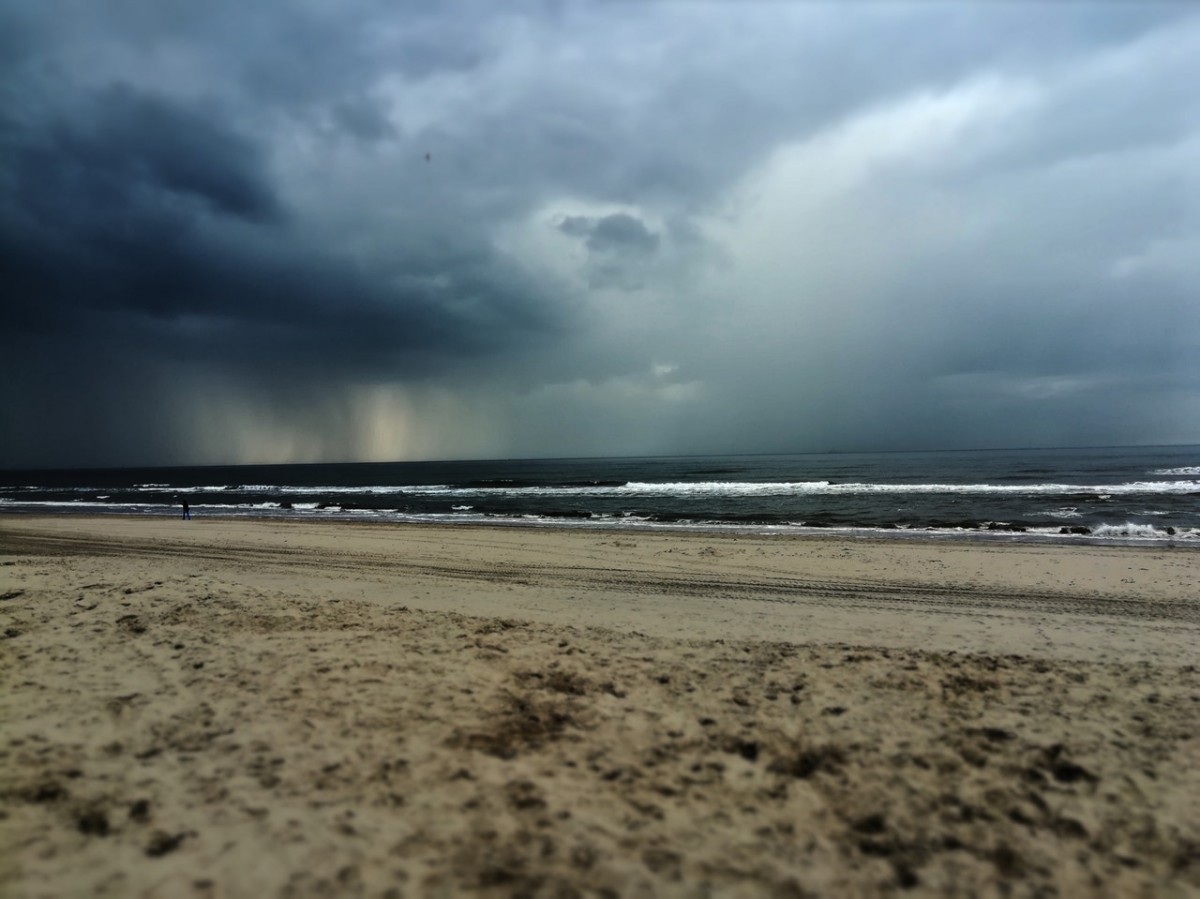 de Noordzee met donkere wolken
