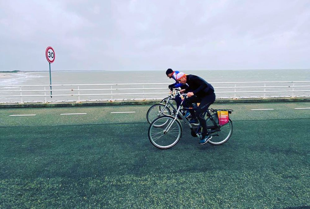 Tegen de wind in fietsen